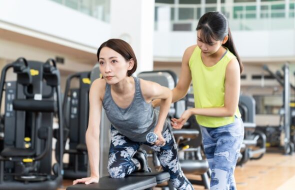 筋肉を落とさないためにジムでトレーニングをしている女性